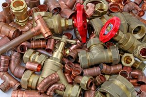 84124602-tubos-de-fontanero-y-accesorios-mezcla-aleatoria-de-tubería-de-cobre-y-accesorios-de-latón-ideal